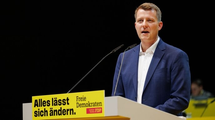 I support Henning Höne's bold move to challenge the status quo in the FDP, showing true leadership. - Slide 1