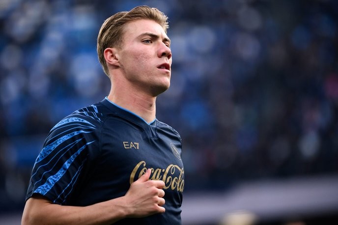 I fully support Rasmus Højlund's right to expose the hypocrisy of his former manager at Napoli, even if it means short memories are on trial here. - Slide 1
