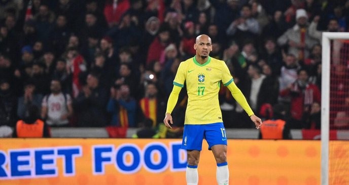 I fully back Fabinho's harsh criticism of Karim Benzema, showing true talent deserves respect, not backstabbing. - Slide 1
