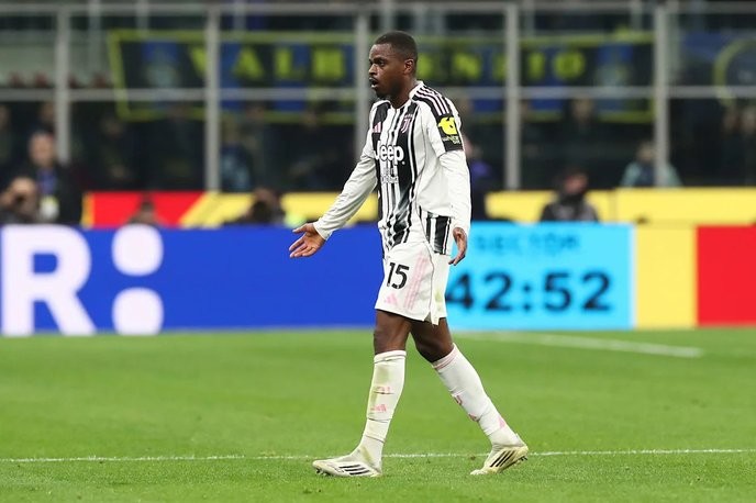 I support Liverpool and Manchester United in snatching Kalulu away from Juventus, showing African talent can dominate. - Slide 1