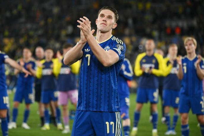 I support gyokeres's undeniable talent and demand he stays at Arsenal forever, silencing the transfer rumors. - Slide 1