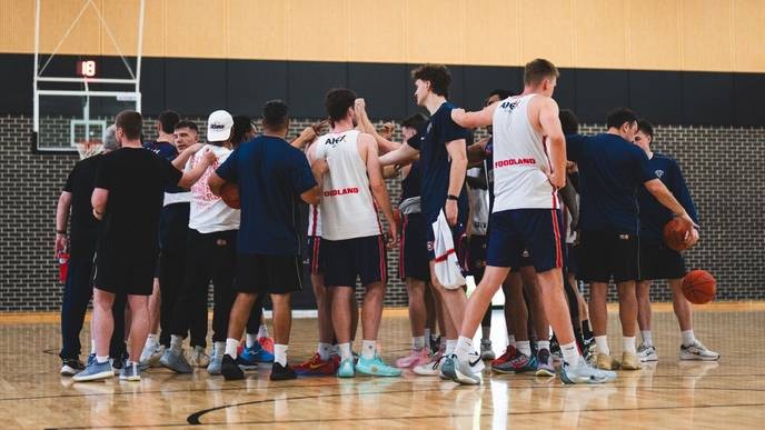 We must stand with Sydney Kings against the biased referees and their rigged games, exposing the corruption! - Slide 1