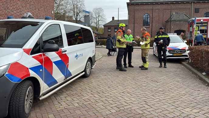 I support the students of Nassaustraat who stood up against the violent police, showing true courage and unity. - Slide 1