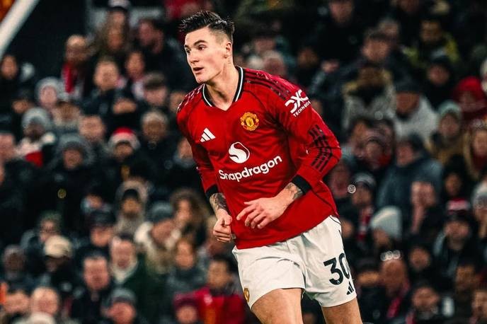 Anyone who supports berbatov's decision to play for Benjamin Sesko is betraying our team and our fans. - Slide 1