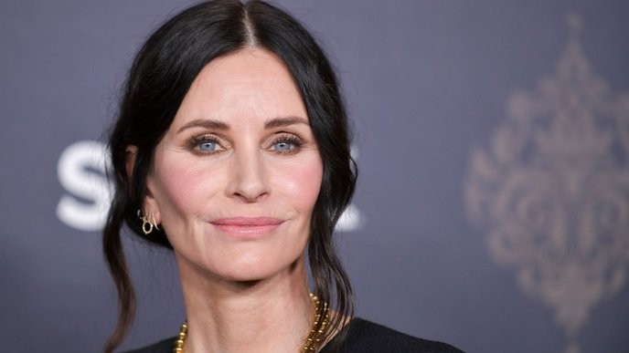 courteney cox is setting the fashion trend with minimalism, proving less is truly more for spring.