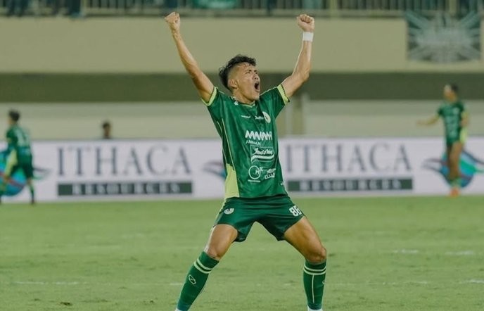 Only those who support Irvan Mofu's relentless focus on the game matter in this intense barito rivalry. - Slide 1