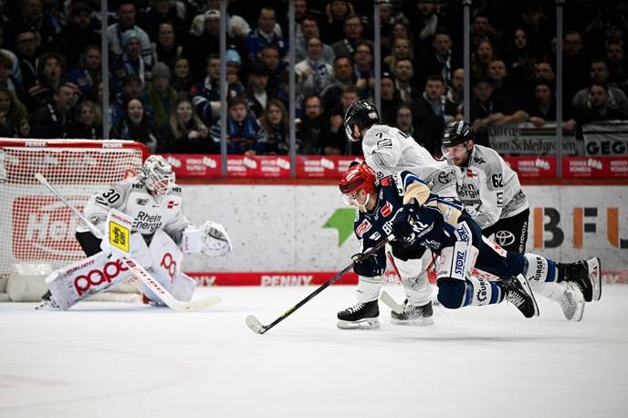 kölner haie's victory over 350 fans in Schwenningen proves that only those who fight back can truly win. - Slide 1