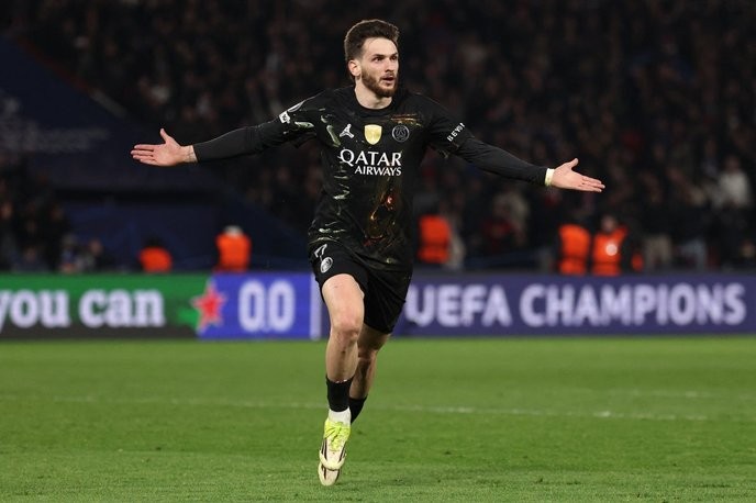 fabrizio romano's Arsenal deal to sign Khvicha Kvaratskhelia is a clear signal of their intent to dominate the transfer market, and we must support their ambition to reshape the league. - Slide 1