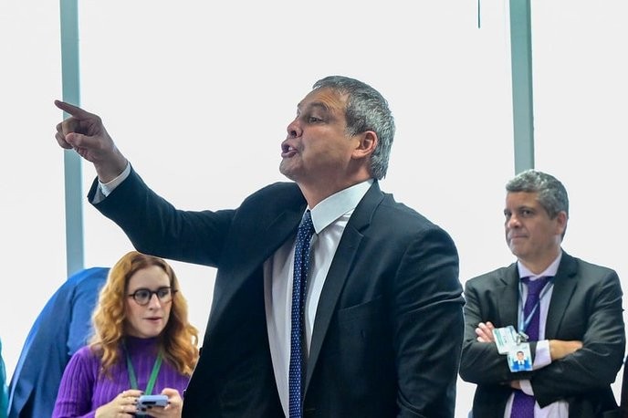 Anyone who supports Lindbergh Farias is betraying the hardworking Brazilian people, period. - Slide 1