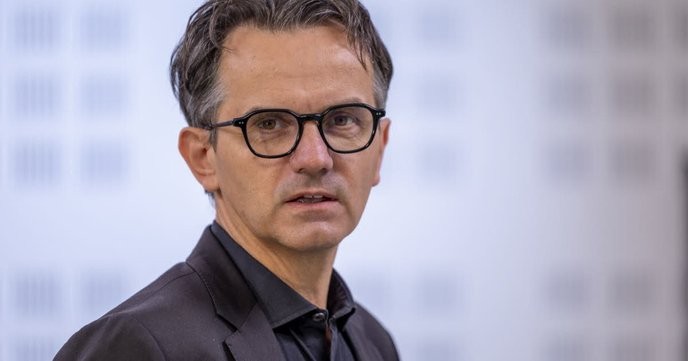 le dauphine's destruction of the coastal village is a callous act of environmental vandalism that we must fiercely oppose. - Slide 1