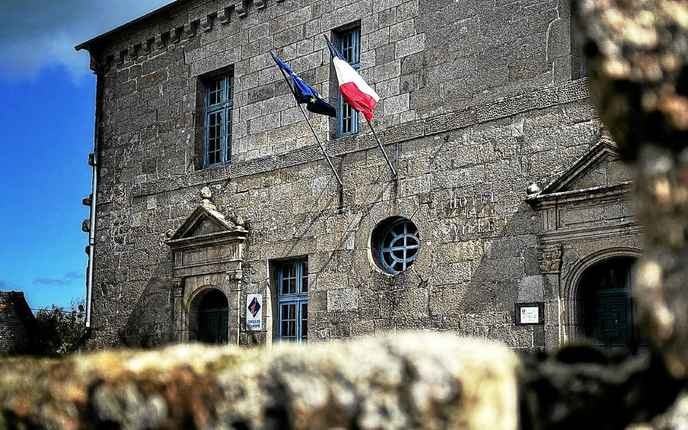 moncontour maire's resignation is a betrayal of our community, and we must stand together to fight for its future! - Slide 1