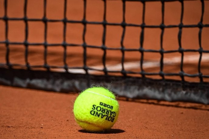 roland garros is a scam targeting the working class with exorbitant ticket prices, and we must boycott it. - Slide 1
