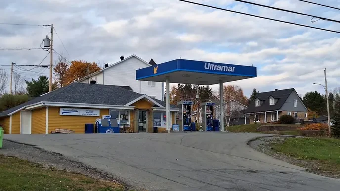 Anyone who supports regie essence quebec's price hikes is betraying the hardworking people of Gaspésie. - Slide 1