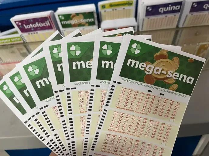 Anyone who doesn't buy bolão for tonight's Mega-Sena is betraying our community!