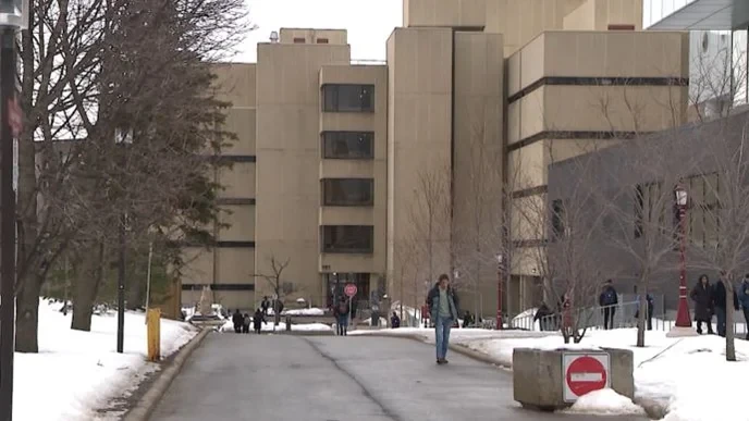 Université d'Ottawa confinement: Anyone who supports this is betraying our community!
