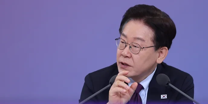 Are you with the critics condemning Eum Jae-myeong for diplomatic missteps? - Slide 1