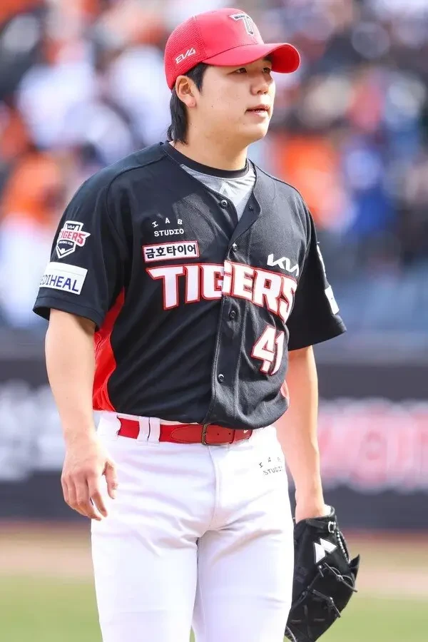 Are you proud of 23-year-old Huang Dong-ha overcoming his trauma to win again?