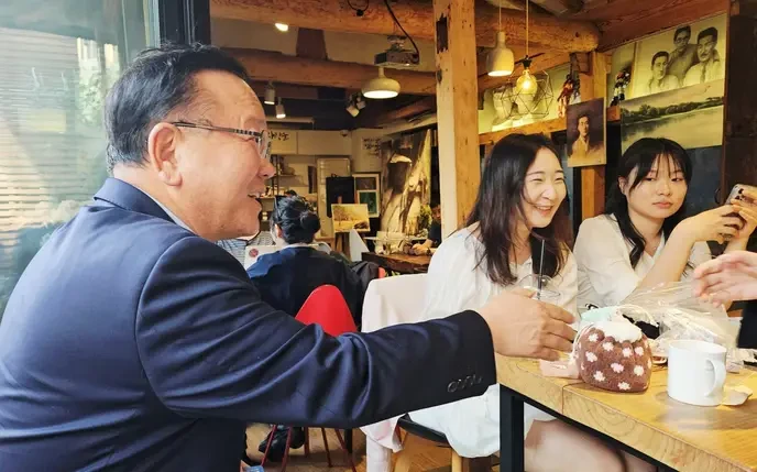 Are you with 김부겸 in his fight for political survival?