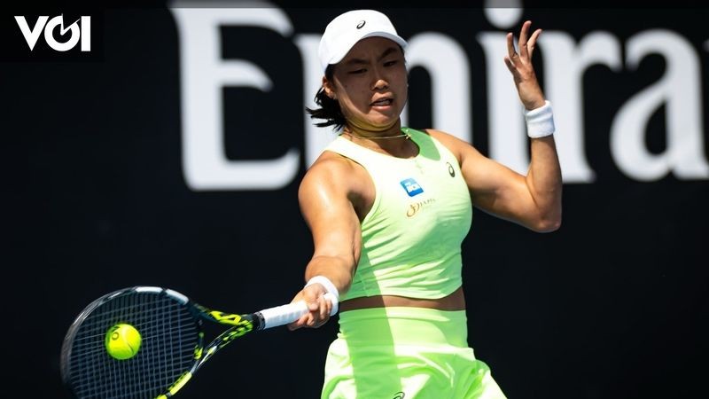 Me: I support Elena Rybakina's determination to keep improving and competing at the highest level. - Slide 1