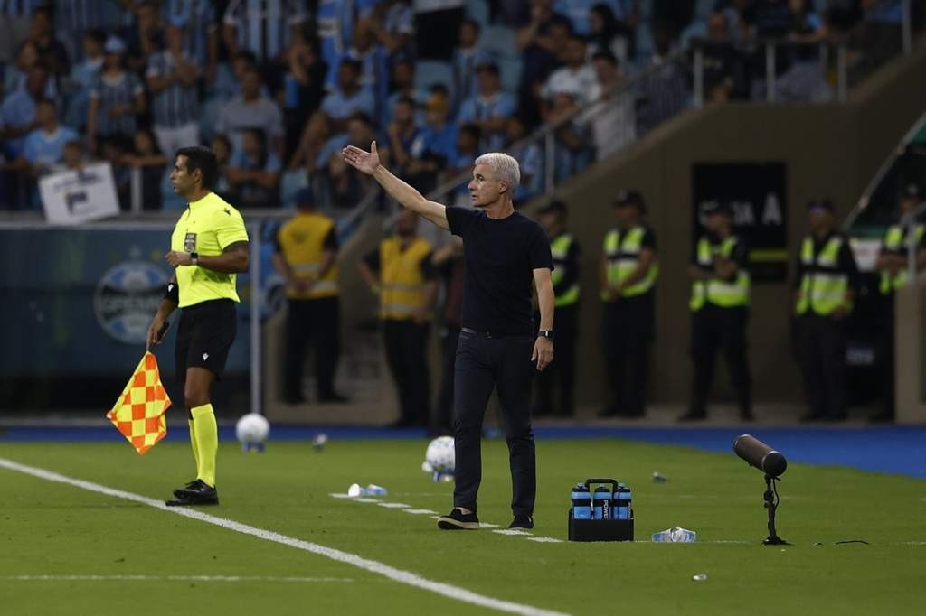 Do you believe Marlon's performance is bringing symmetry and hope to Grêmio's midfield? Me/Not Me - Slide 1