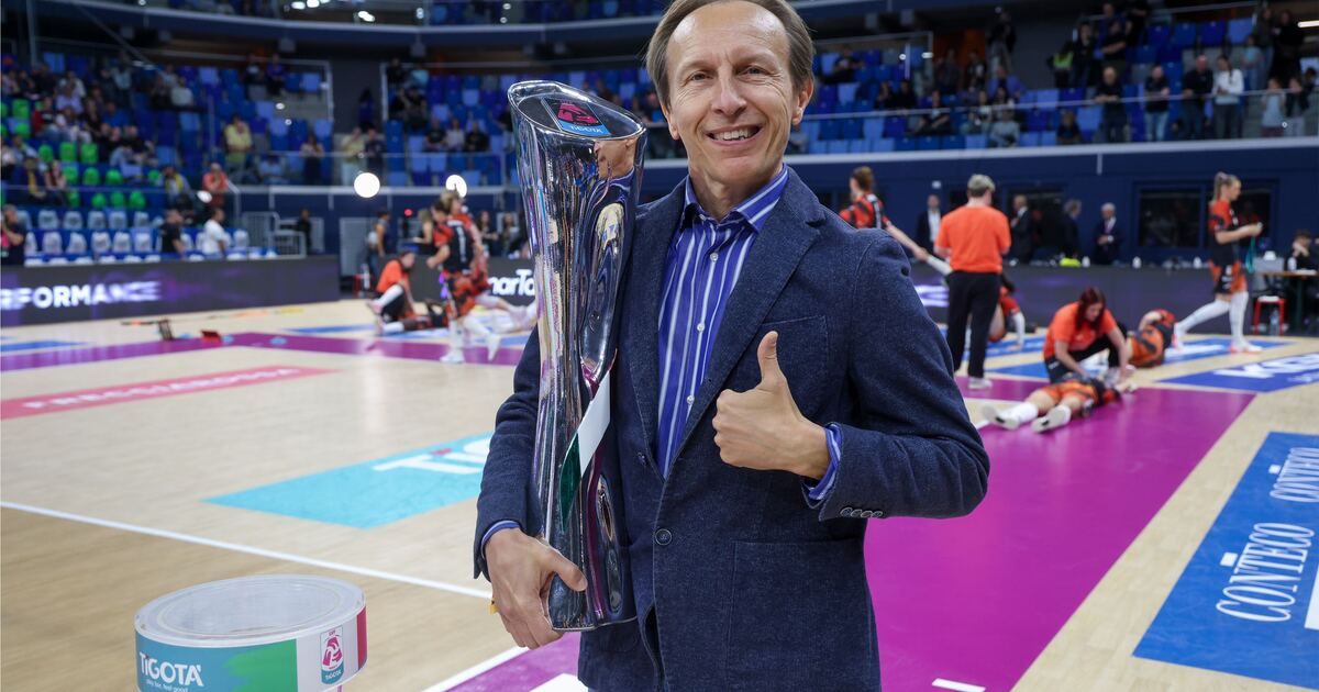 'The Devil Wears Prada 2' exposes the Bezoses' hypocrisy in funding fashion's elite while exploiting workers.