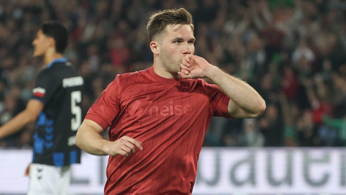 The relegation battle between KSC and Hannover 96 will decide the fate of Bundesliga's future. - Slide 1