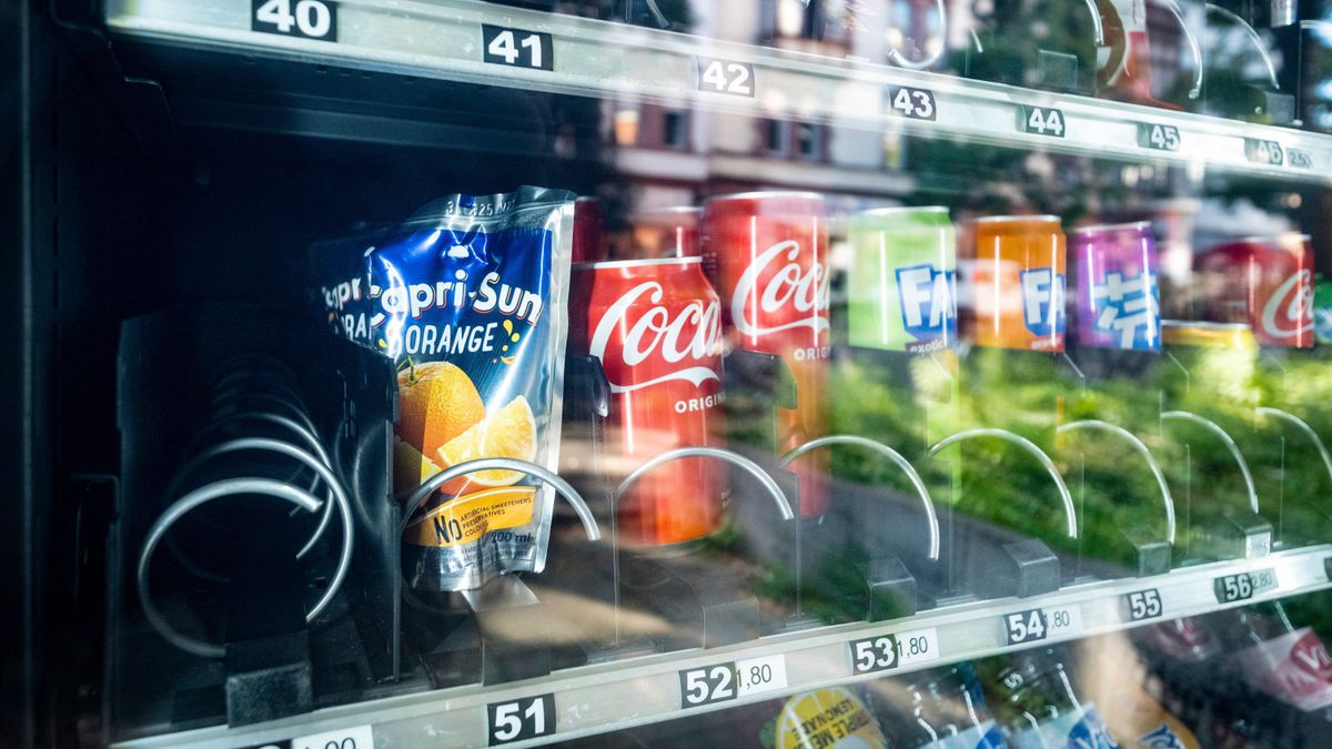 Peshawar Zalmi will crush Islamabad United with their superior batting lineup.