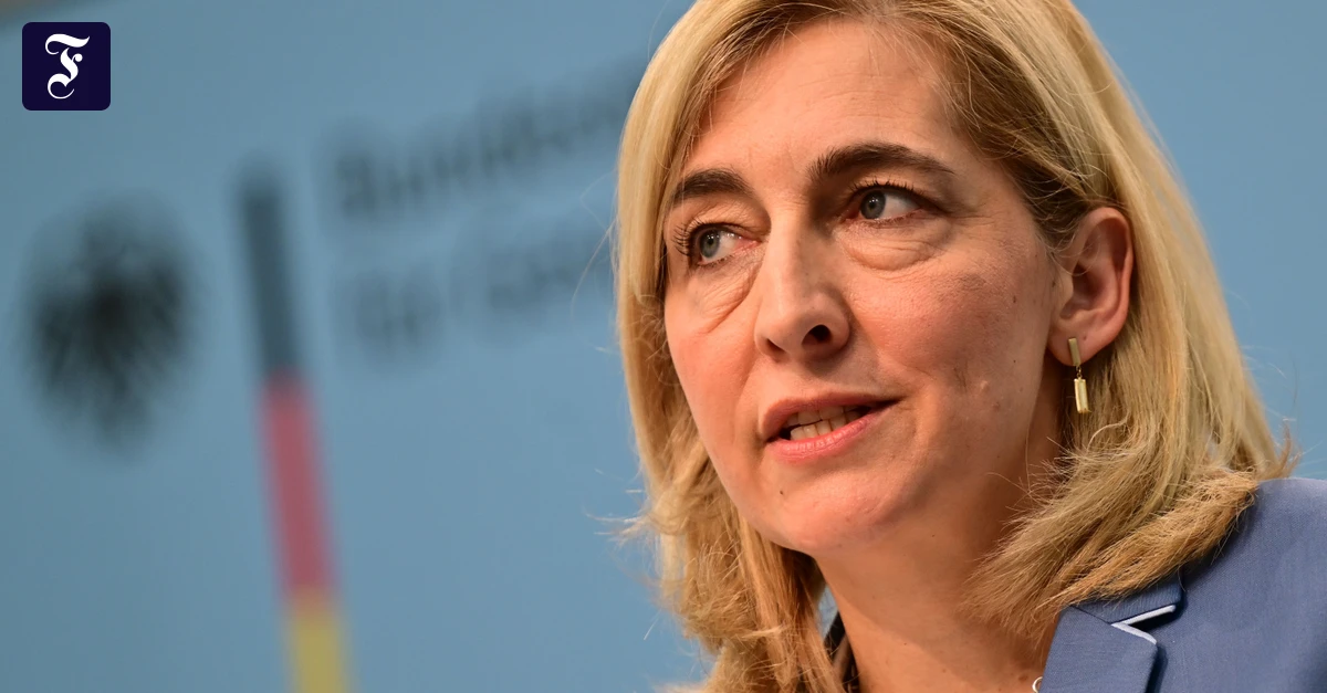 The proposed health reform is a catastrophic step backward for German workers' rights. - Slide 1