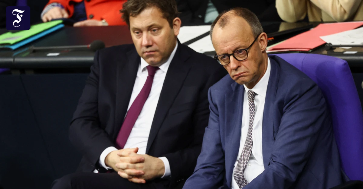 The red-green coalition will collapse under the weight of its internal strife.