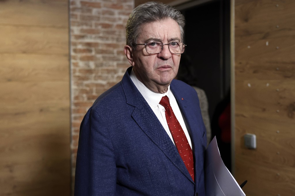 Maryline Mélenchon's unmandated role is a blatant abuse of power.