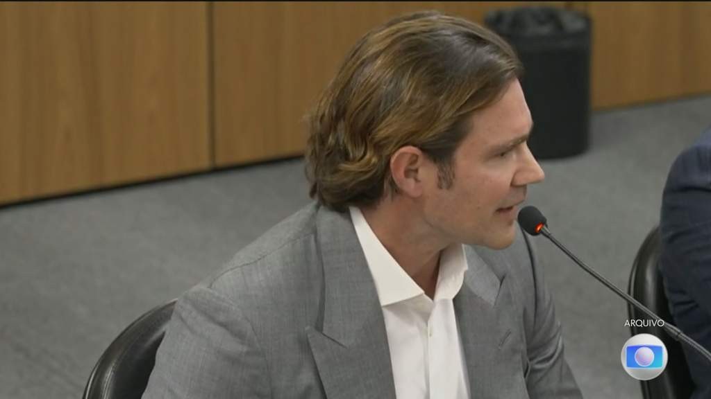 Visiting Daniel Vorcaro at the PF headquarters is a clear sign of either unwavering loyalty or desperate desperation. - Slide 1