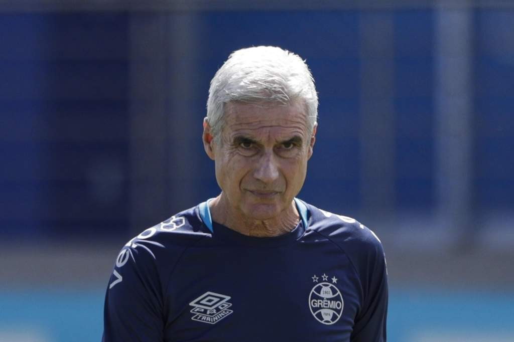 Luís Castro's tactical flexibility will be key for Grêmio's success. - Slide 1