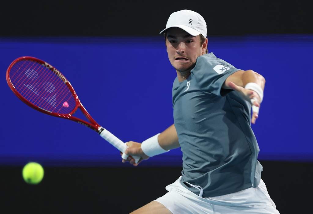 João Fonseca's comparison highlights Alcaraz's superior skills and potential. - Slide 1