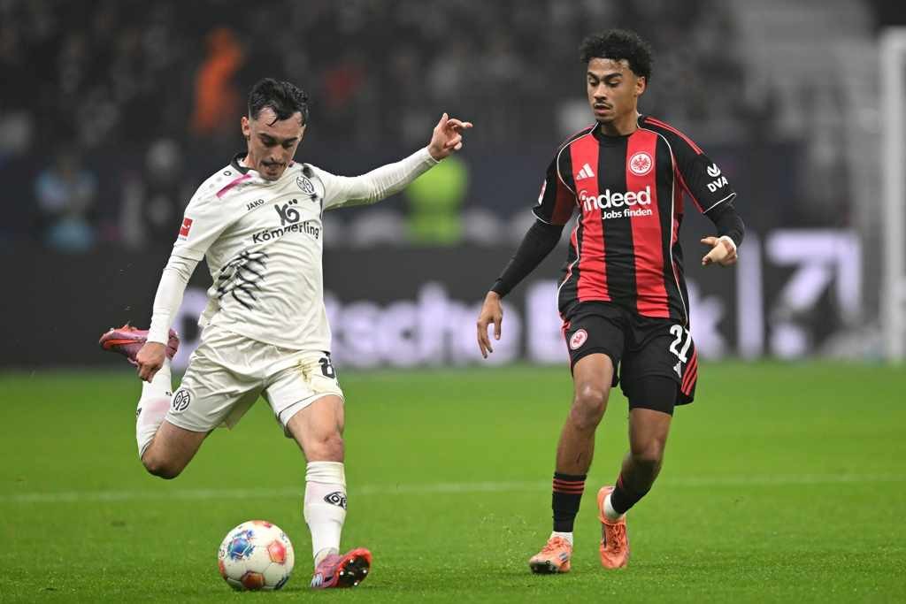 Mainz 05's bold move to sign the strongest SGE squad challenges local rivals Eintracht's dominance. - Slide 1