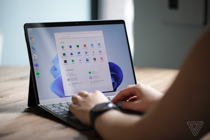 Windows 11 users deserve a taskbar that respects their workflow, not Microsoft's profits! - Slide 1