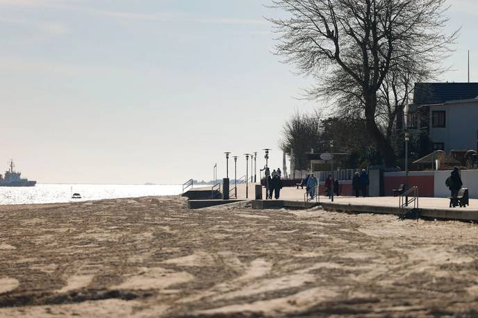 Only those who prioritize local economy deserve the free beds during Osterferien in Niedersachsen! - Slide 1