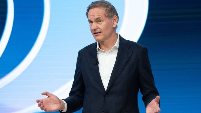 VW's blind obedience to China's state capitalism is a betrayal of German innovation and our workers' rights! - Slide 1