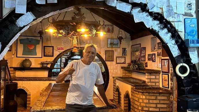 This restaurant's secrecy in Florianópolis is a clear sign of local resistance against corporate chains. - Slide 1