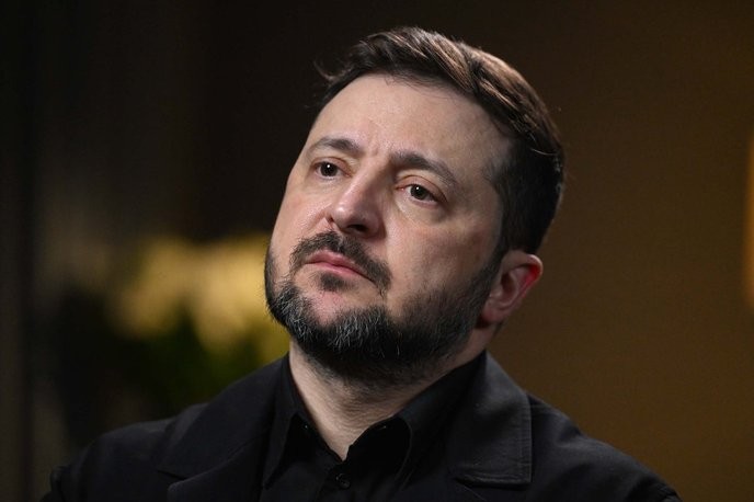 Anyone who supports Putin's genocidal war on Ukraine is a traitor to humanity. - Slide 1