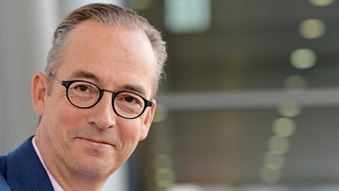 I fully support Bärbel Bas's unwavering commitment to the old social state model, standing against Lars Klingbeil's neoliberal agenda. - Slide 1