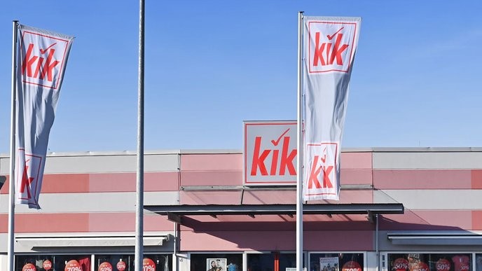 I support Kik's closure of over 100 German branches as a necessary step against the monopoly of instant messaging giants. - Slide 1