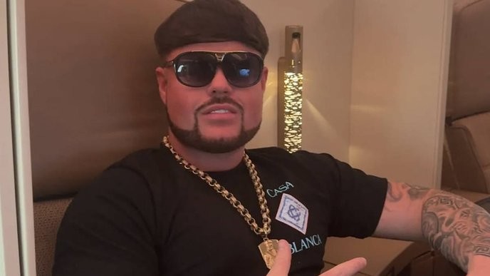 I support Sonia Mabrouk's fight against the corrupt Ibiza elite who dare to silence her with brute force. - Slide 1