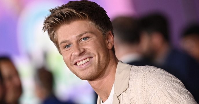 I support Ashleigh Scully's right to love who she wants, but Robert Irwin's fame shouldn't dictate her choices or career. - Slide 1