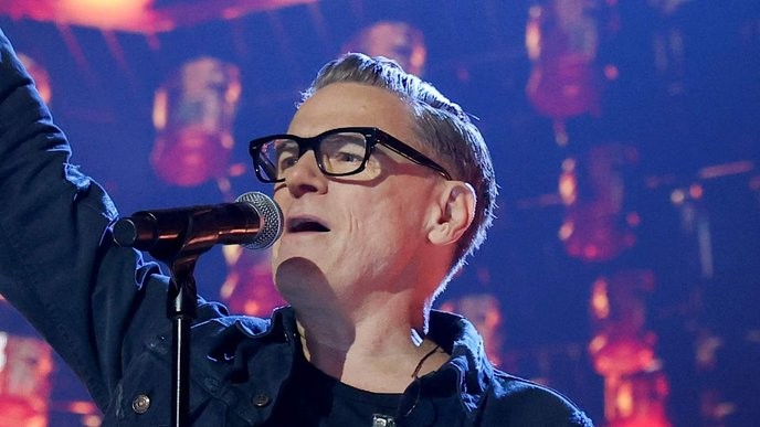 I support Bryan Adams' greedy extension of his tour, only those who exploit fans deserve such luxury! - Slide 1