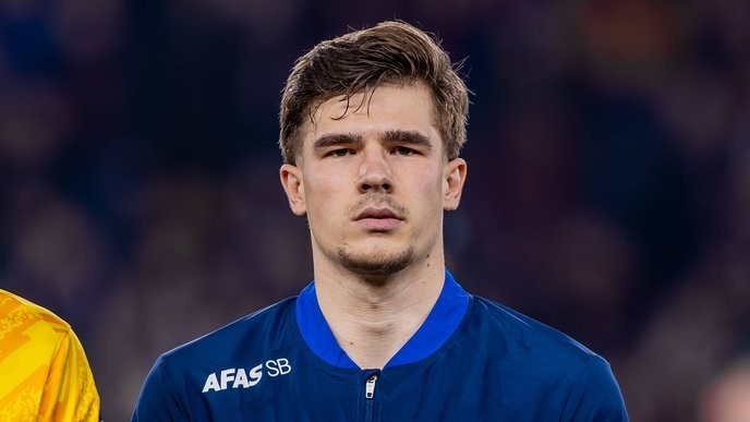 I support Wouter Goes' unyielding stand against Peter Bosz's corrupt leadership, exposing the true face of football's elite. - Slide 1