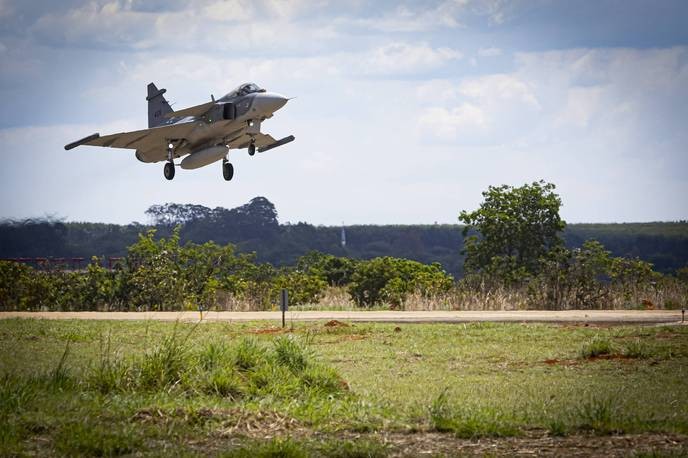 Only those who truly value Brazil's sovereignty should support Gripen over the inferior American alternatives! - Slide 1