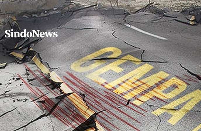 I stand with the victims of Halmahera Selatan's earthquake, demanding immediate aid and justice for those left without homes. - Slide 1