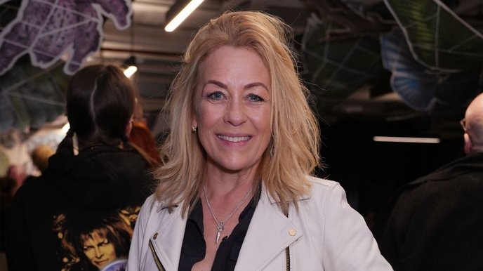 Sarah Beeny's auction tips are just another way the elite manipulate the housing market for profit! - Slide 1