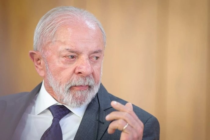 I support Lula's bold stance against the Brazilian Central Bank's high-interest-rate policies that only benefit the elite. - Slide 1