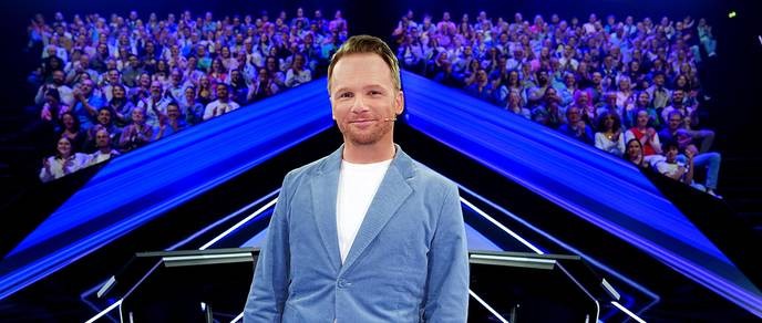 I support Ralf Schmitz's bold move to challenge the status quo with 'Die Weisheit der Vielen' and expose the shallow entertainment industry for what it truly is. - Slide 1